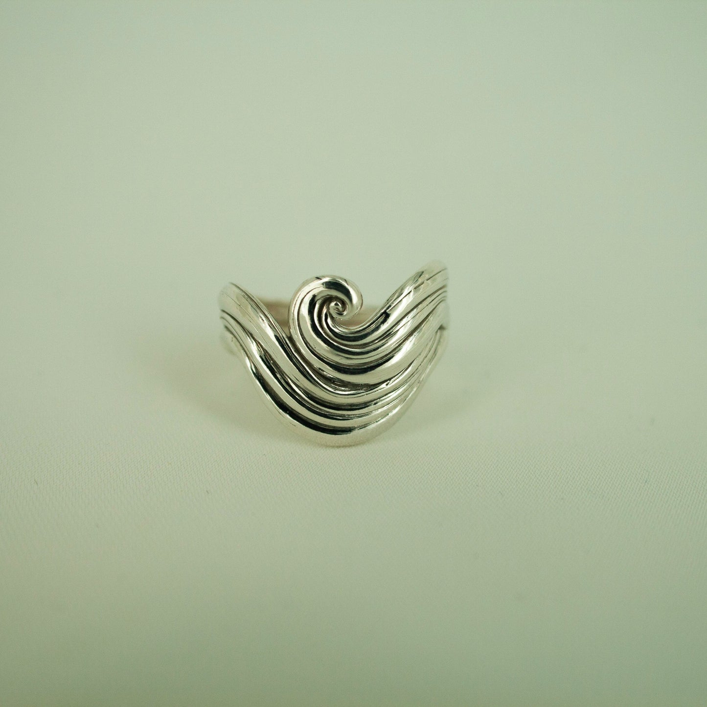 Queen Wave Ring (Size 53)